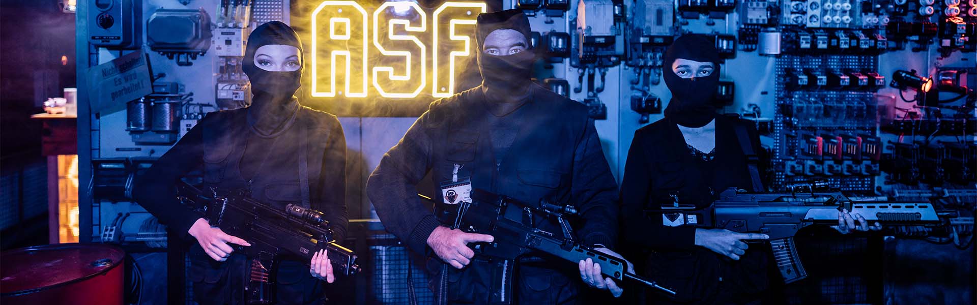 Drei bewaffnete ASF-Agenten